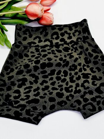 Kratke hlačke - Leopard na olivni