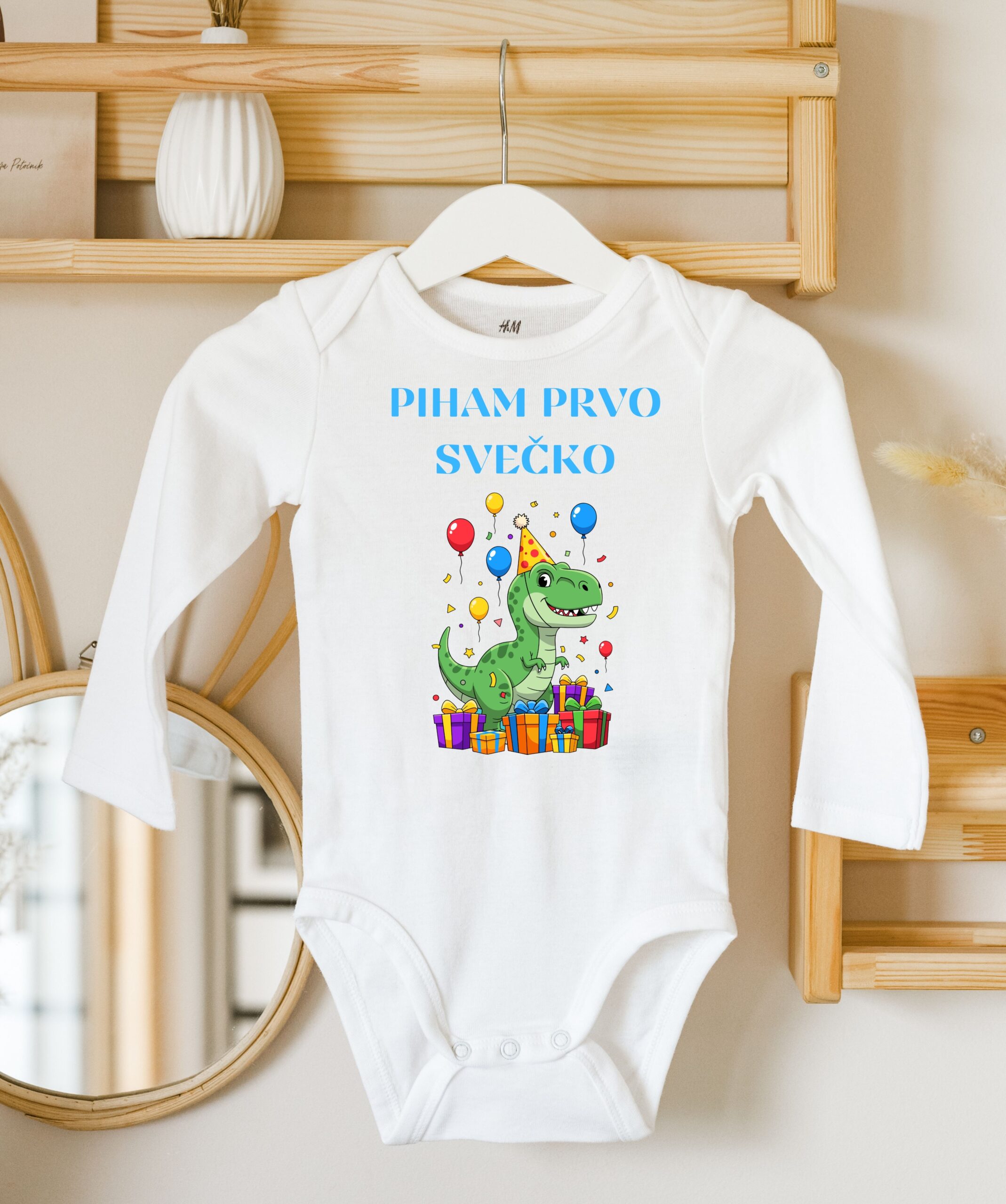Otroški bodi - PIHAM PRVO SVEČKO (DINO) 1 Otroški bodi - PIHAM PRVO SVEČKO (DINO)